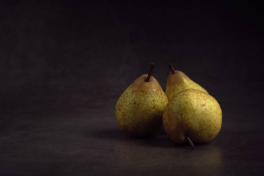 Armutlar koyu arkaplanda