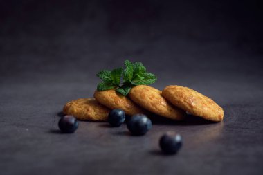 Yaban mersinli bisküvi ve nane