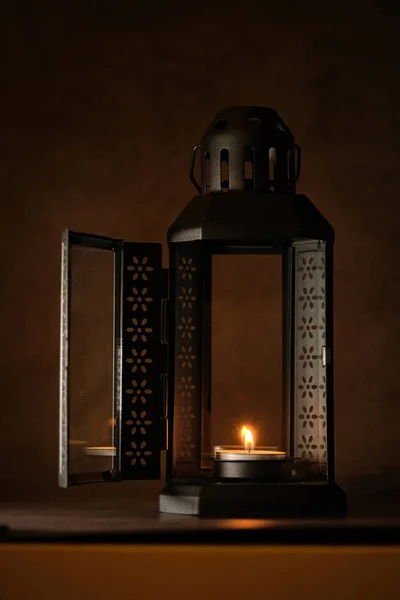 Rusztikus fekete fém lámpa gyertyafénnyel — Stock Fotó