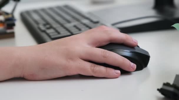コンピューターにマウスを置いている少年の手は — ストック動画