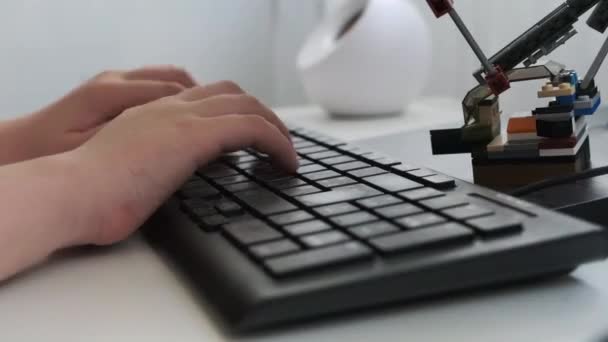 Hands of a boy with a mouse at the computer — Stock Video