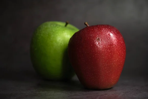 Πράσινο και κόκκινο μήλο σε σκούρο φόντο — Φωτογραφία Αρχείου