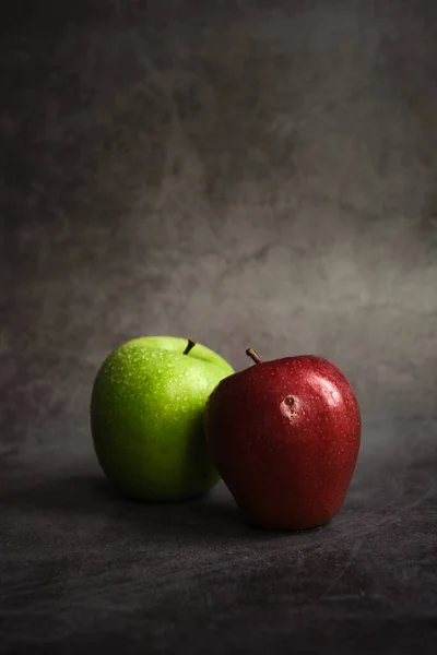 Pomme verte et rouge sur fond sombre — Photo