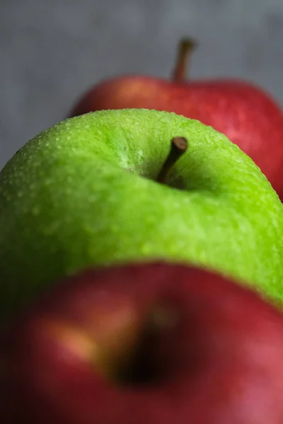 Pomme verte et rouge en rangée verticalement sur — Photo
