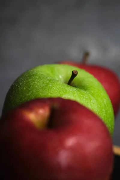 Green and red apple in a row vertically on — Stock Photo, Image