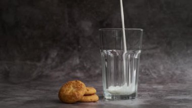 Süt bardağa dökülüyor.