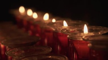 Tapınakta bir sıra mum.