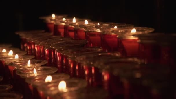 寺庙里一排蜡烛 — 图库视频影像