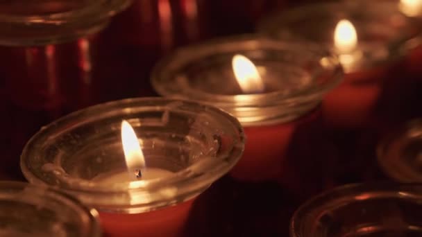 寺庙里一排蜡烛 — 图库视频影像