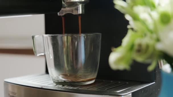 Aromás fekete kávét öntenek tiszta üvegpohárba. — Stock videók
