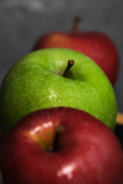 Green and red apple in a row vertically on — Stock Photo, Image