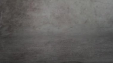 Kırmızı elma ıslak gri yüzeye düşer