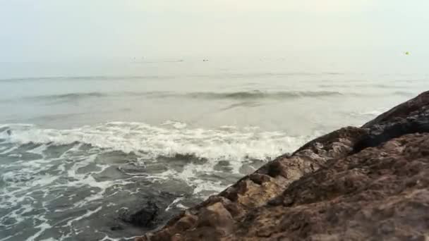 Vågor stänk kraschar mot klipporna — Stockvideo