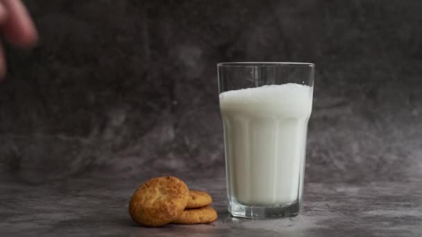 Mans mano toma una estufa y un vaso de leche — Vídeos de Stock