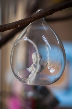 İçinde küçük bir melek olan camdan bir top.