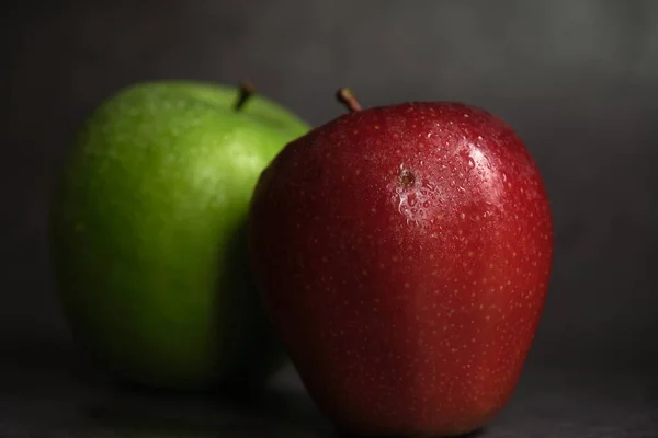 Πράσινο και κόκκινο μήλο σε σκούρο φόντο — Φωτογραφία Αρχείου