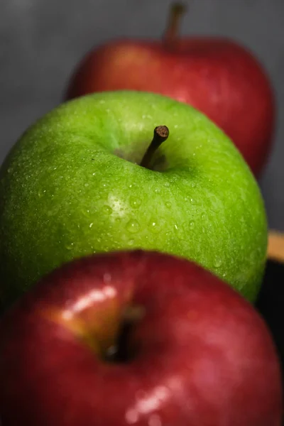 Pomme verte et rouge en rangée verticalement sur — Photo