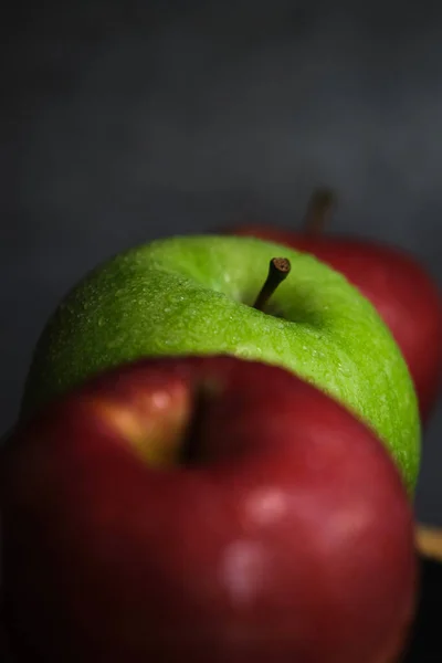 Green and red apple in a row vertically on — Stock Photo, Image