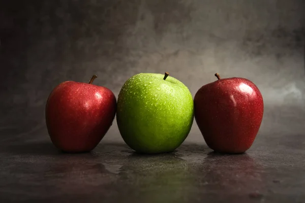 Τρία μήλα σε σκούρο φόντο — Φωτογραφία Αρχείου