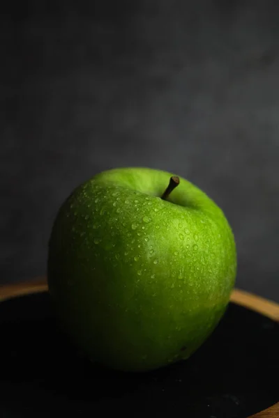 Green apple on a gray background — Stock Photo, Image