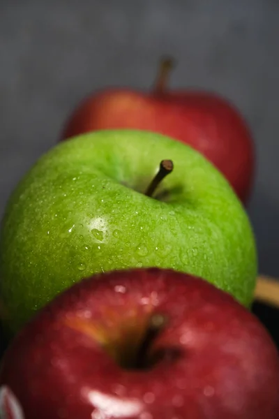 Green and red apple in a row vertically on — Stock Photo, Image