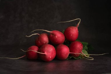 Masada bir sürü taze turp var.