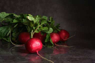 Masada bir sürü taze turp var.