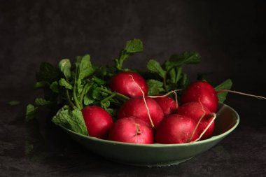Masada bir sürü taze turp var.