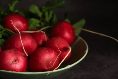 Masada bir sürü taze turp var.