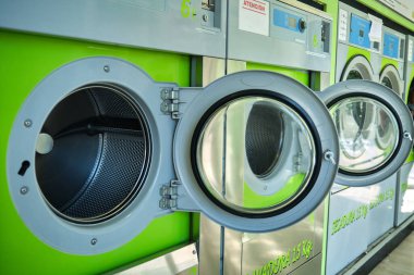 Açık kapılı kamu çamaşır makinesi endüstrisi