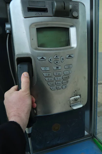 Téléphone public dans la rue de la ville — Photo