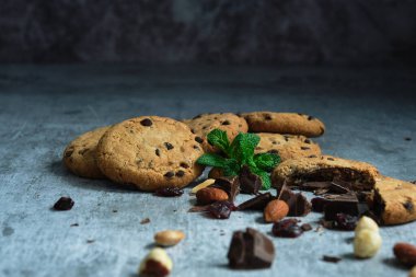 Çikolatalı ve fındıklı yulaf ezmeli kurabiye.