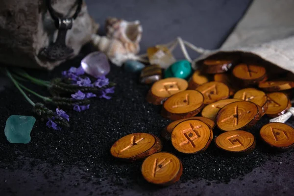 Runas de madera caseras sobre un fondo oscuro —  Fotos de Stock