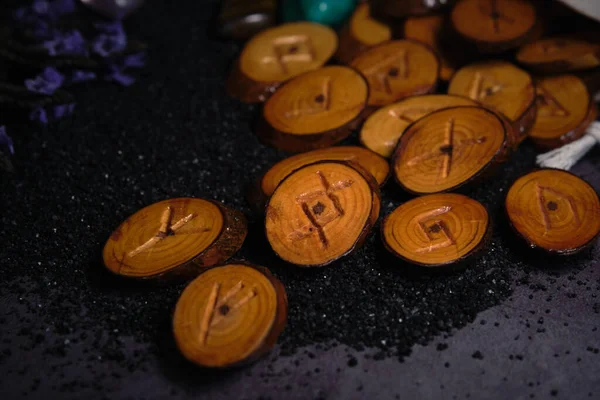 Runes en bois maison sur un fond sombre — Photo