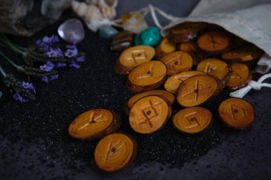 Karanlık bir arka planda ev yapımı ahşap mühürler.