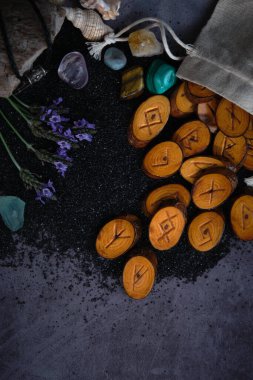 Karanlık bir arka planda ev yapımı ahşap mühürler.