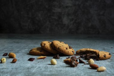 Çikolatalı ve fındıklı yulaf ezmeli kurabiye.