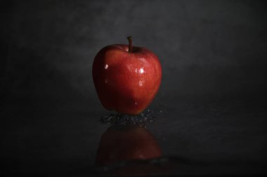 havada süzülen kırmızı elma koyu arkaplan