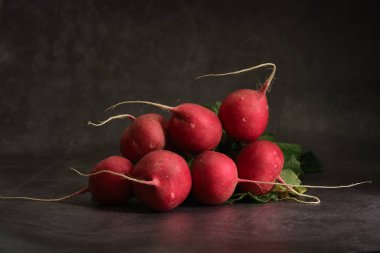 Masada bir sürü taze turp var.
