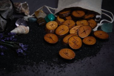 Karanlık bir arka planda ev yapımı ahşap mühürler.