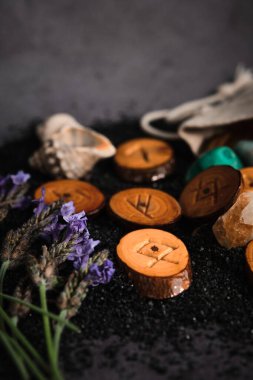 Karanlık bir arka planda ev yapımı ahşap mühürler.