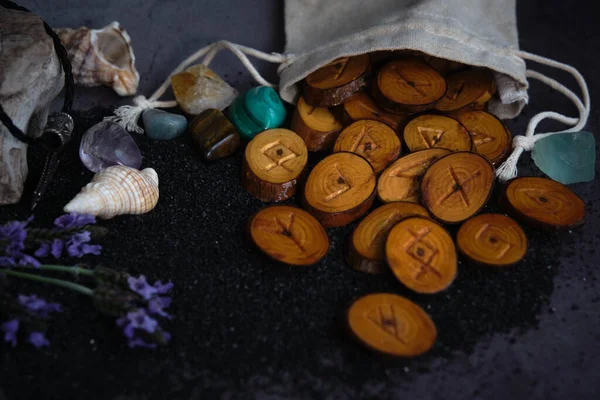 Domowe drewniane runy na ciemnym tle — Zdjęcie stockowe