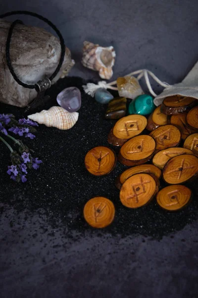 Zelfgemaakte houten runen op een donkere achtergrond — Stockfoto