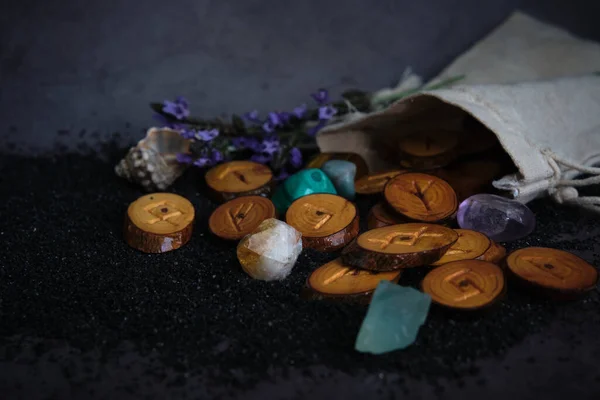 Runes en bois maison sur un fond sombre — Photo