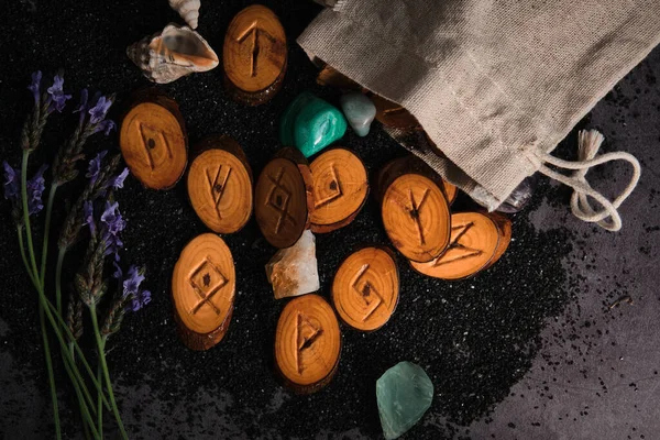 Zelfgemaakte houten runen op een donkere achtergrond — Stockfoto