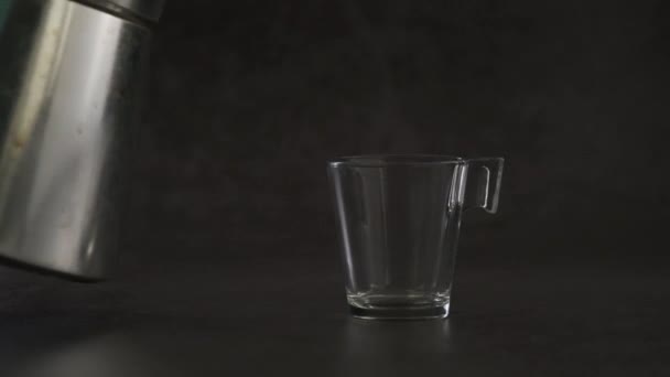 Кофе наливают в стакан — стоковое видео