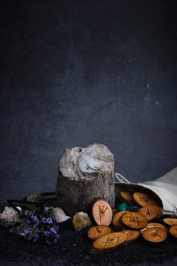 Karanlık bir arka planda ev yapımı ahşap mühürler.