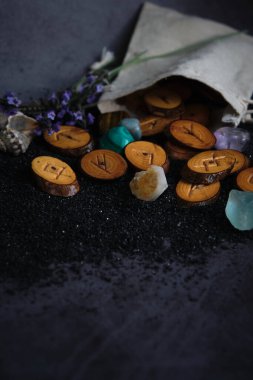 Karanlık bir arka planda ev yapımı ahşap mühürler.