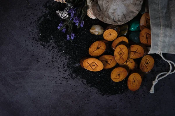 Runas de madeira caseiras em um fundo escuro — Fotografia de Stock