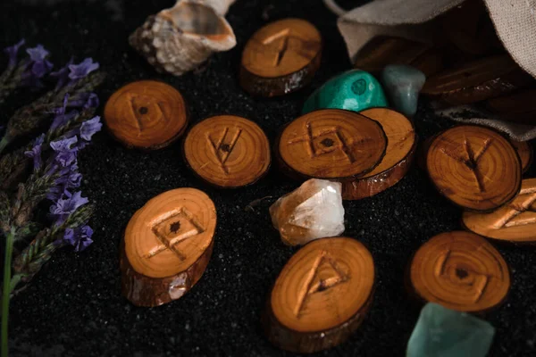 Rune di legno fatte in casa su uno sfondo scuro — Foto Stock